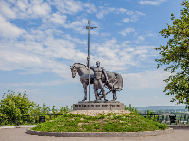 Памятник первопоселенец фото